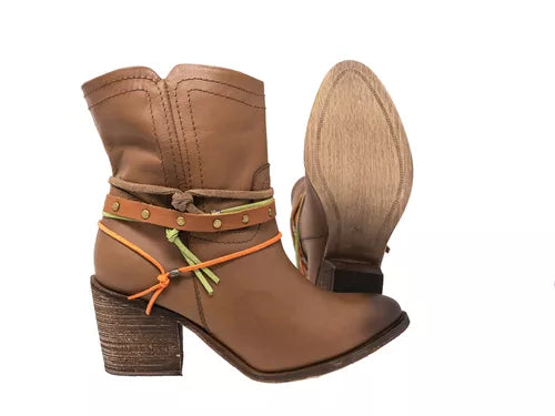 BOTIN EXS CUERO C/ CORREAS Y TACHAS