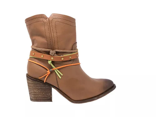 BOTIN EXS CUERO C/ CORREAS Y TACHAS