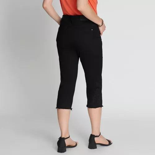 JEANS CURVI CAPRI CON BORDADO EN RUEDO - MAWI
